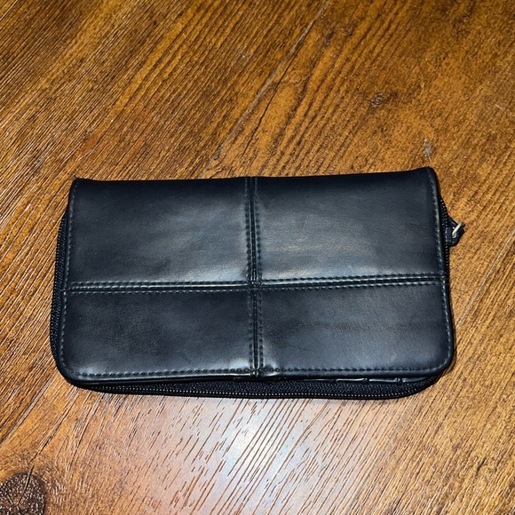 Liz Claiborne Handbags - Liz Claiborne Vintage Black Leather Zipper Button Closure Wallet
